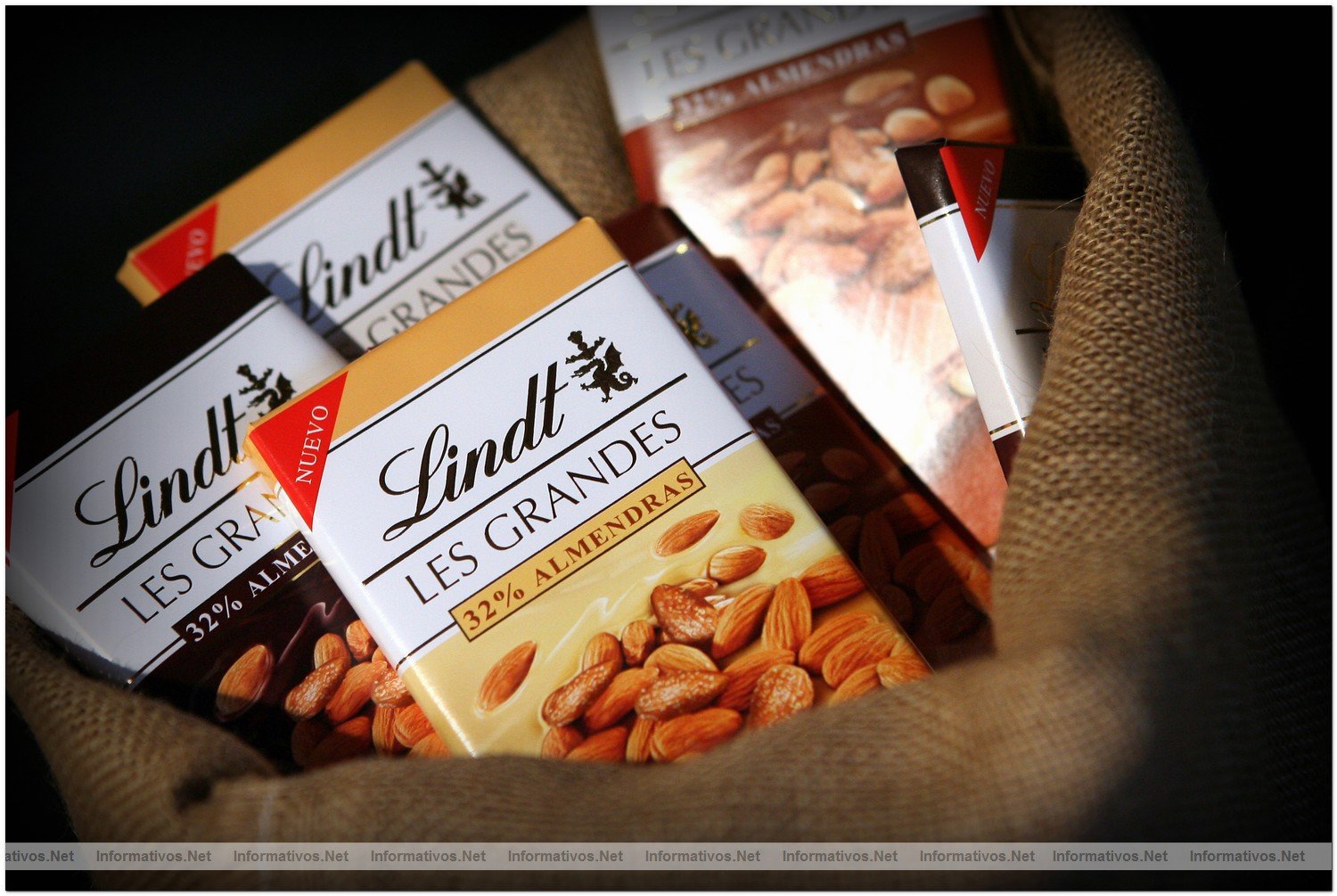 Proceso de elaboracin del chocolate con frutos secos por el maestro chocolatero Lindt, DavidPalls.