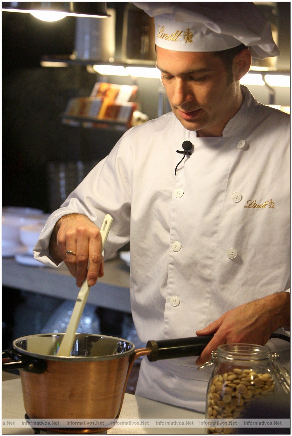 Proceso de elaboraci�n del chocolate con frutos secos por el maestro chocolatero Lindt, DavidPall�s. Una vez disuelto el az�car procedemos a echar las almendras poco a poco, mezcl�ndolas bien. TRUCO: para que no se peguen las almendras calentarlas un poco.