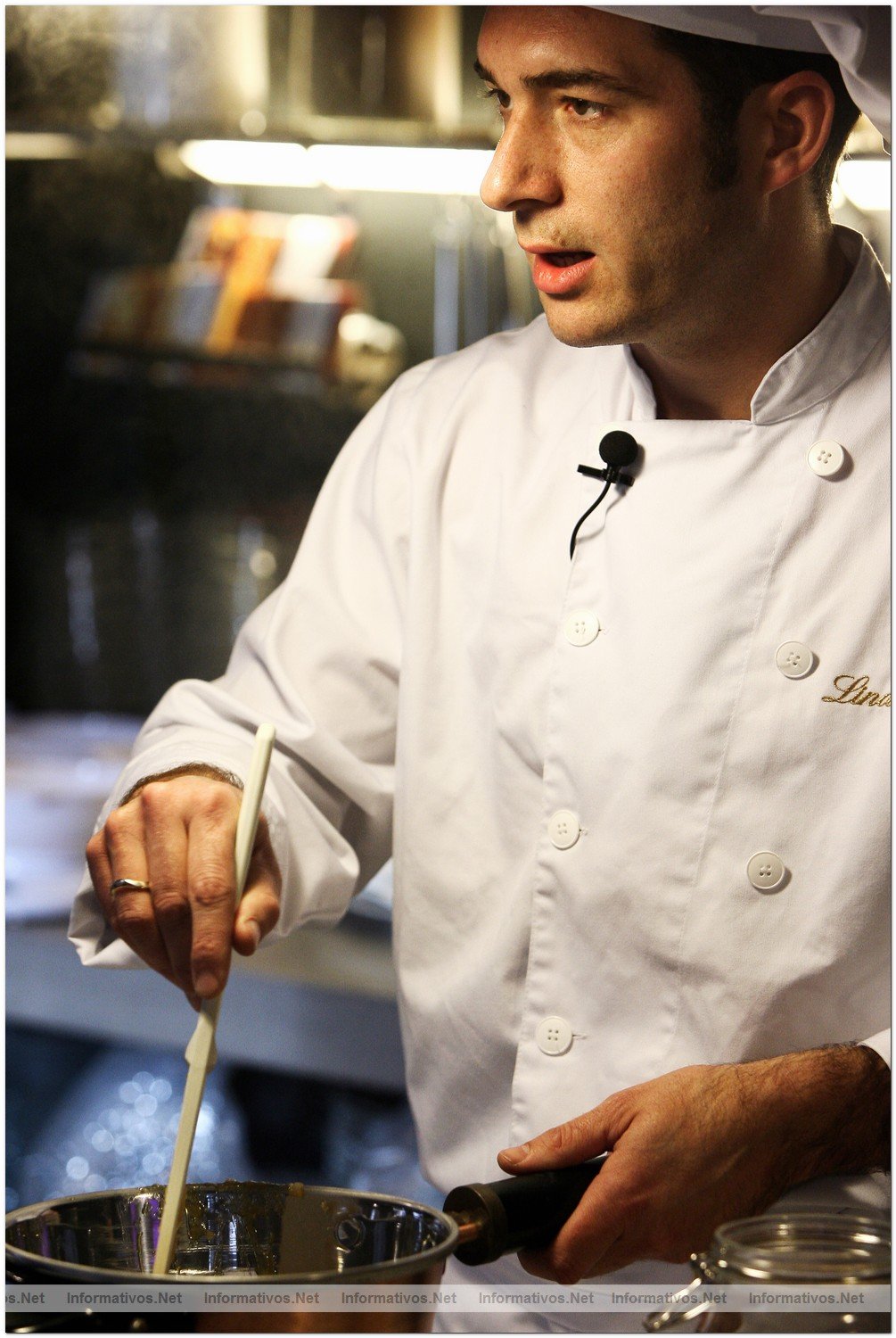 Proceso de elaboraci�n del chocolate con frutos secos por el maestro chocolatero Lindt, DavidPall�s. Una vez disuelto el az�car procedemos a echar las almendras poco a poco, mezcl�ndolas bien. TRUCO: para que no se peguen las almendras calentarlas un poco.