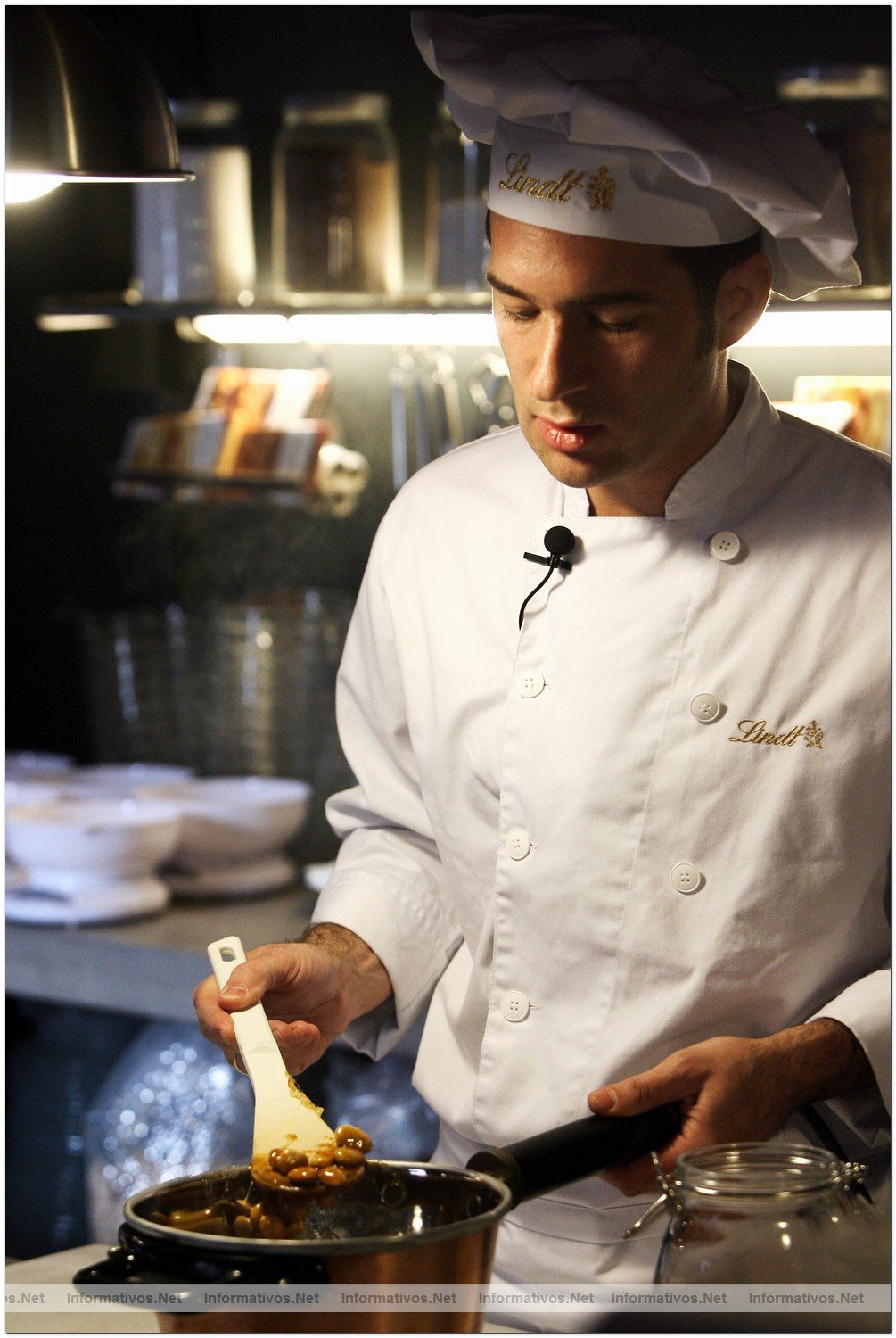 Proceso de elaboraci�n del chocolate con frutos secos por el maestro chocolatero Lindt, DavidPall�s. Una vez disuelto el az�car procedemos a echar las almendras poco a poco, mezcl�ndolas bien. TRUCO: para que no se peguen las almendras calentarlas un poco.