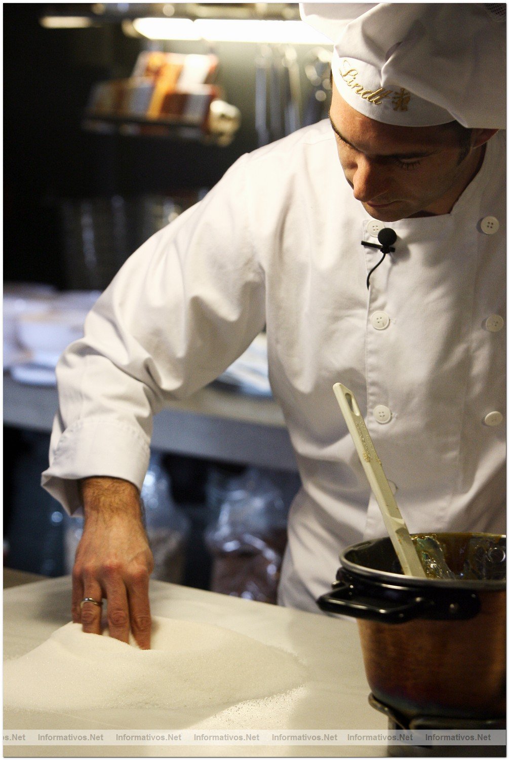 Proceso de elaboraci�n del chocolate con frutos secos por el maestro chocolatero Lindt, DavidPall�s. Hacemos un 'volc�n' de az�car para volcar las almendras ya caramelizadas.