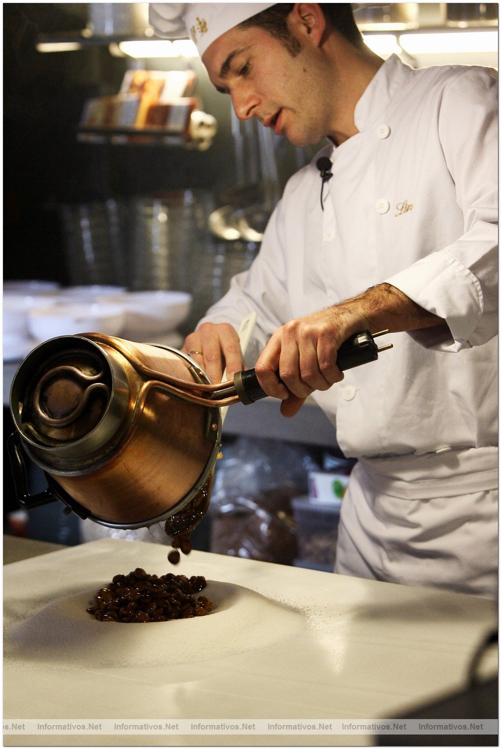 Proceso de elaboraci�n del chocolate con frutos secos por el maestro chocolatero Lindt, DavidPall�s. Hacemos un 'volc�n' de az�car para volcar las almendras ya caramelizadas.