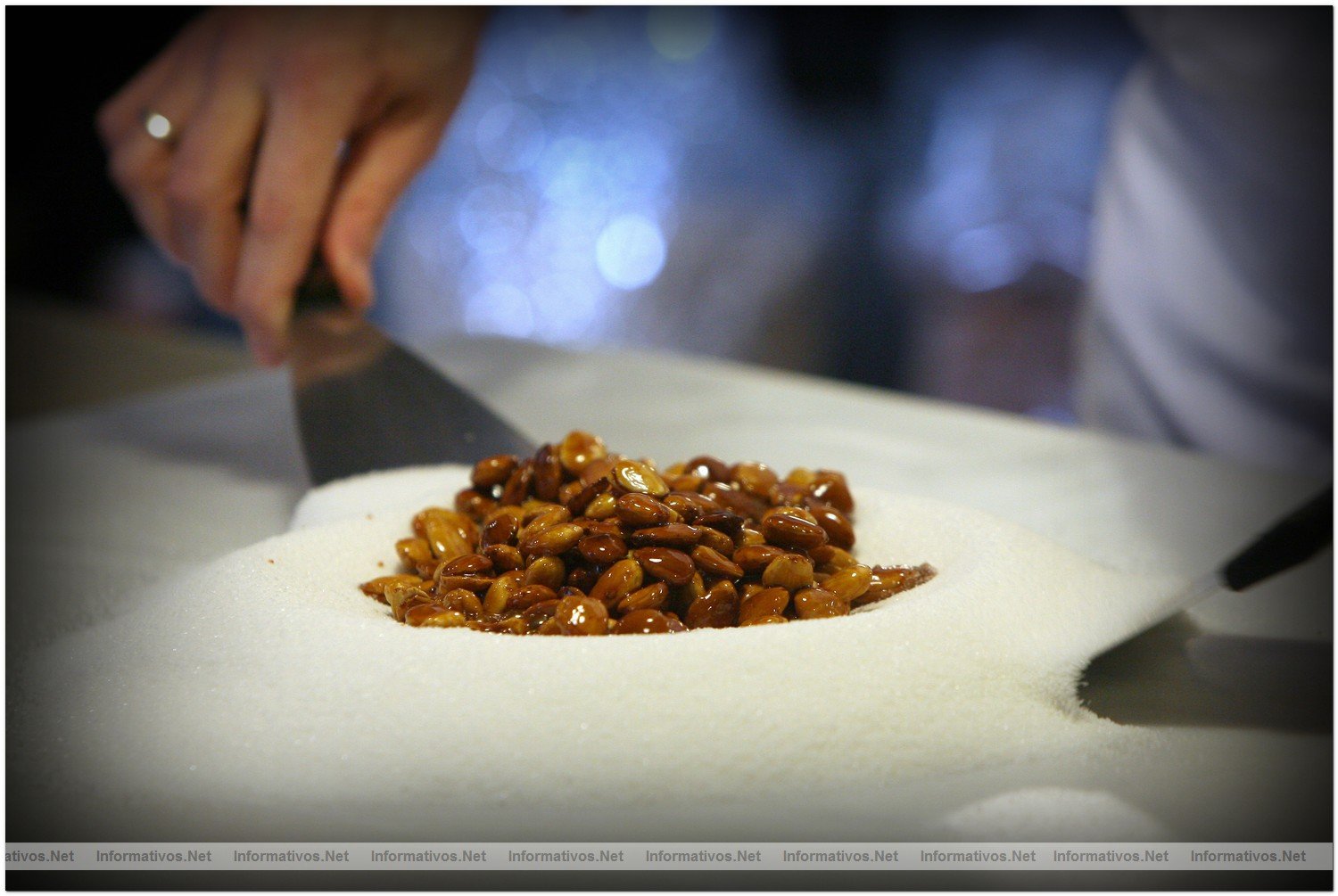 Proceso de elaboraci�n del chocolate con frutos secos por el maestro chocolatero Lindt, DavidPall�s. Hacemos un 'volc�n' de az�car para volcar las almendras ya caramelizadas.