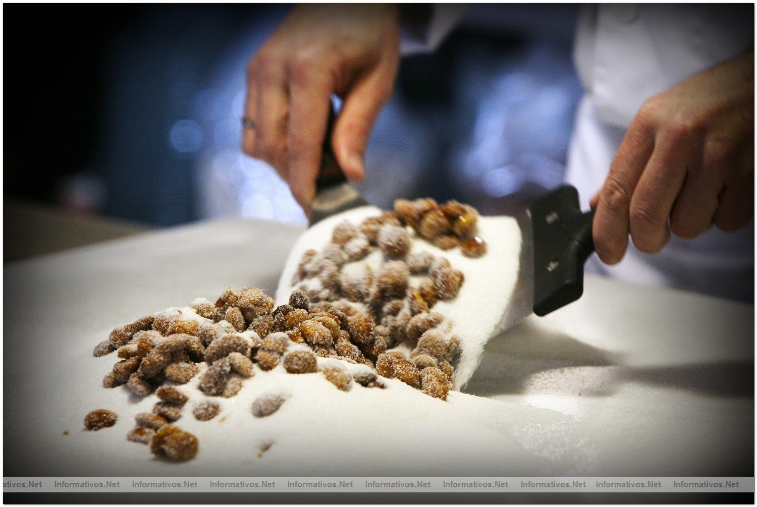 Proceso de elaboracin del chocolate con frutos secos por el maestro chocolatero Lindt, DavidPalls. Mezclamos las almendras con el fin de que se queden 'sueltas' y apartarlas a un cuenco.