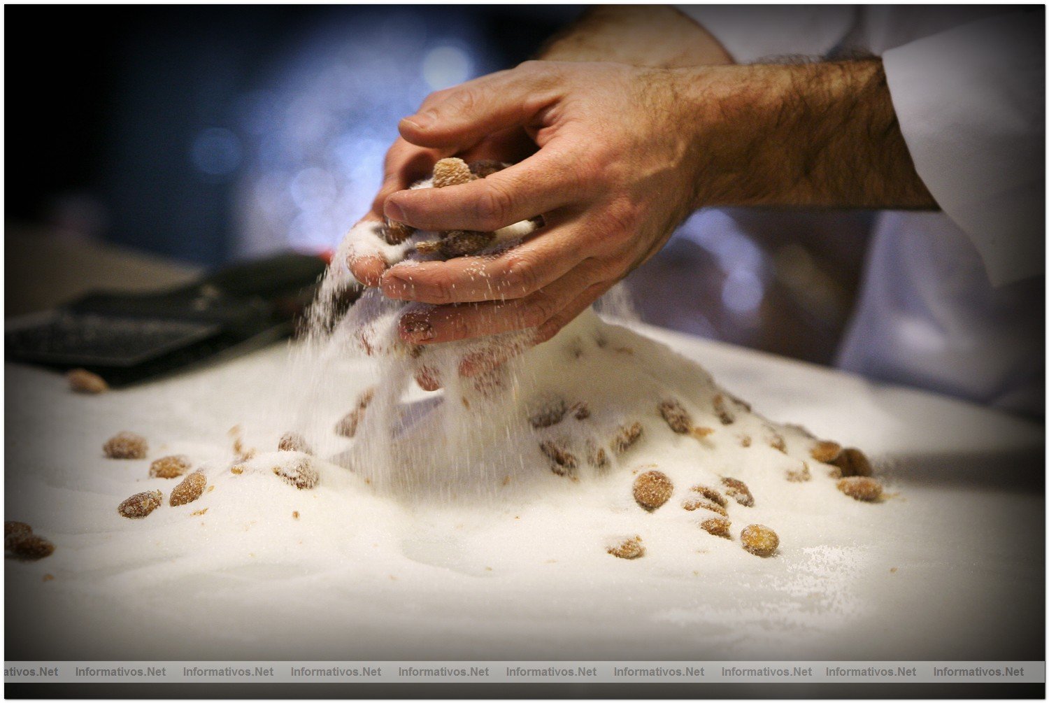 Proceso de elaboraci�n del chocolate con frutos secos por el maestro chocolatero Lindt, DavidPall�s. Mezclamos las almendras con el fin de que se queden 'sueltas' y apartarlas a un cuenco.