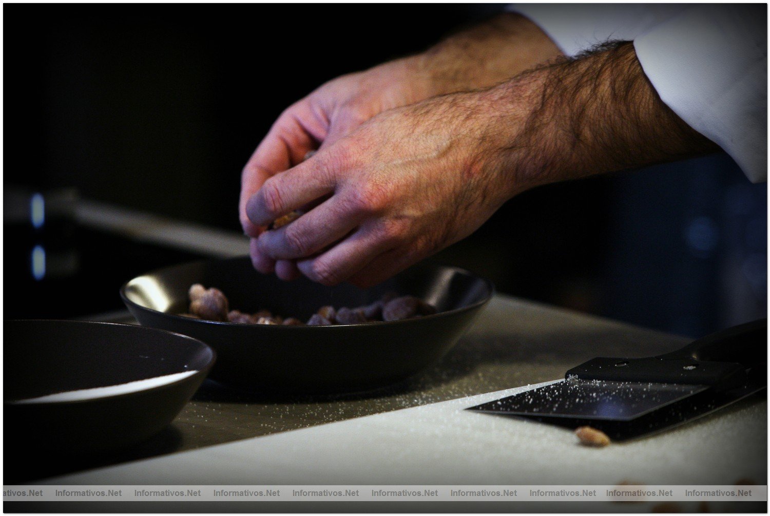 Proceso de elaboraci�n del chocolate con frutos secos por el maestro chocolatero Lindt, DavidPall�s. Mezclamos las almendras con el fin de que se queden 'sueltas' y apartarlas a un cuenco.