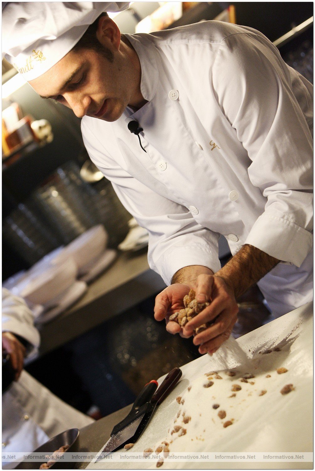 Proceso de elaboracin del chocolate con frutos secos por el maestro chocolatero Lindt, DavidPalls. Mezclamos las almendras con el fin de que se queden 'sueltas' y apartarlas a un cuenco.
