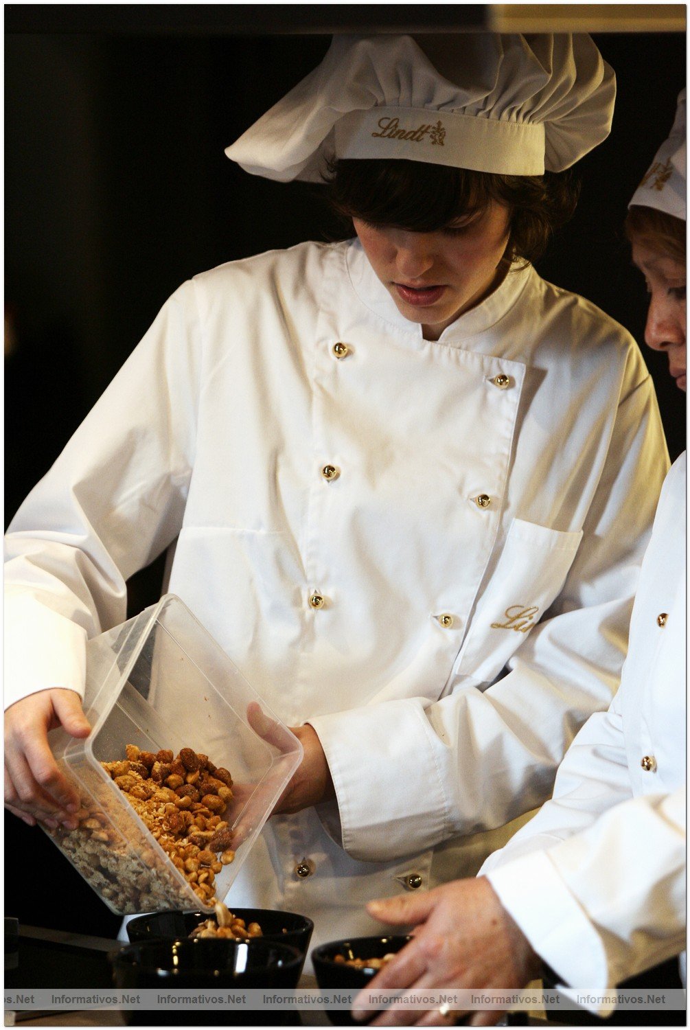 Proceso de elaboraci�n del chocolate con frutos secos por el maestro chocolatero Lindt, DavidPall�s. Mezclamos las almendras con el fin de que se queden 'sueltas' y apartarlas a un cuenco.