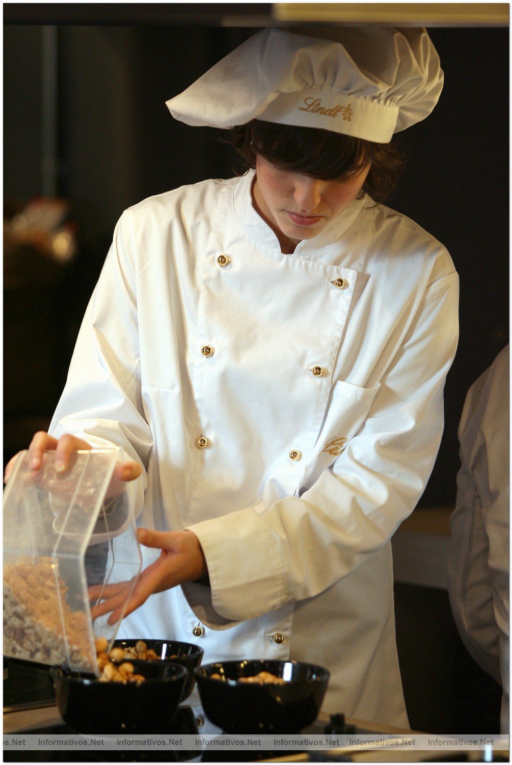 Proceso de elaboraci�n del chocolate con frutos secos por el maestro chocolatero Lindt, DavidPall�s. Mezclamos las almendras con el fin de que se queden 'sueltas' y apartarlas a un cuenco.