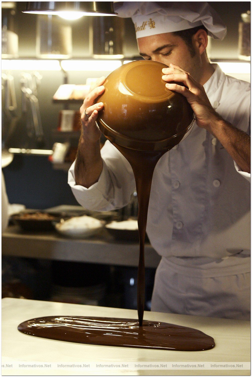 Proceso de elaboraci�n del chocolate con frutos secos por el maestro chocolatero Lindt, DavidPall�s. Cogemos el chocolate derretido en el microondas y lo volcamos en el m�rmol para bajar su temperatura (enfriarlo) hasta unos 38 grados celsius, removi�ndolo con una rasqueta y una esp�tula evitando que se solidifiquen los bordes. Es el proceso m�s delicado de la elaboraci�n. Cuando est� a la temperatura adecuada se recoge en un bol.