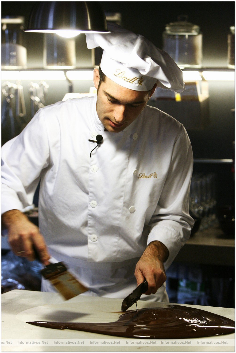 Proceso de elaboraci�n del chocolate con frutos secos por el maestro chocolatero Lindt, DavidPall�s. Cogemos el chocolate derretido en el microondas y lo volcamos en el m�rmol para bajar su temperatura (enfriarlo) hasta unos 38 grados celsius, removi�ndolo con una rasqueta y una esp�tula evitando que se solidifiquen los bordes. Es el proceso m�s delicado de la elaboraci�n. Cuando est� a la temperatura adecuada se recoge en un bol.