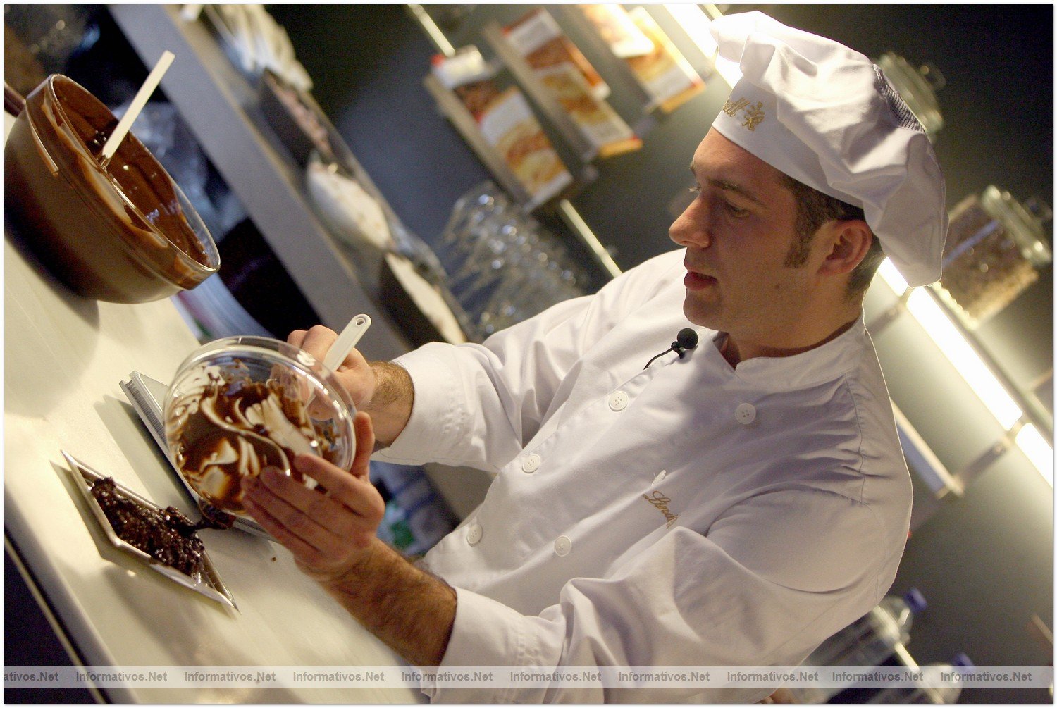 Proceso de elaboraci�n del chocolate con frutos secos por el maestro chocolatero Lindt, DavidPall�s. Proceso de elaboraci�n del chocolate con frutos secos por el maestro chocolatero Lindt, DavidPall�s. Se mezcla el chocolate con la almendra en una proporci�n de 45 gr de frutos secos por 100 gr de chocolate. Se vierte la mezcla en el molde y se golpea suavemente para eliminar las burbujas.