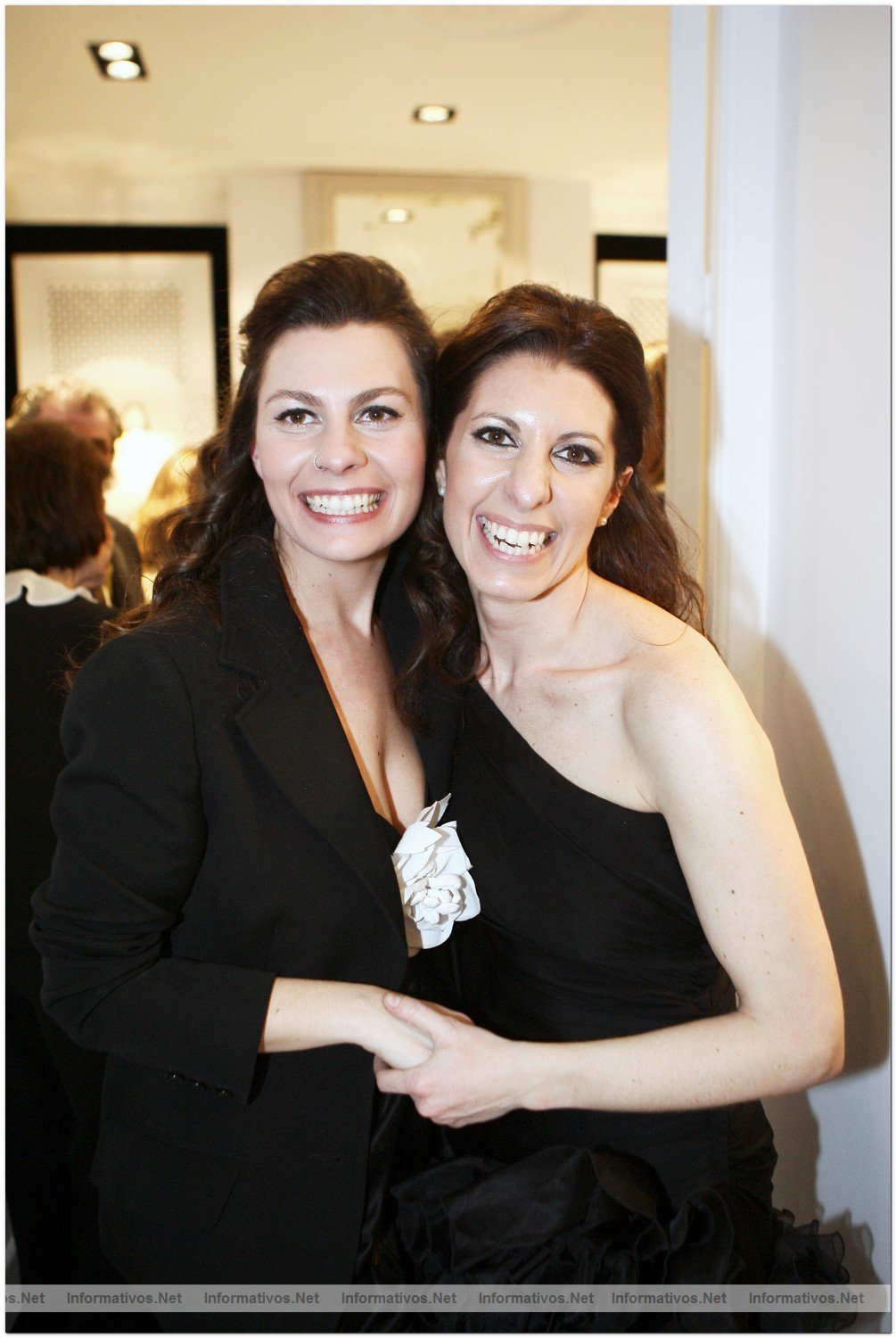 MAD11MAR010.- Inauguracin de Tot-Hom Madrid. Alejandra y Andrea Oses, de Tot-Hom.