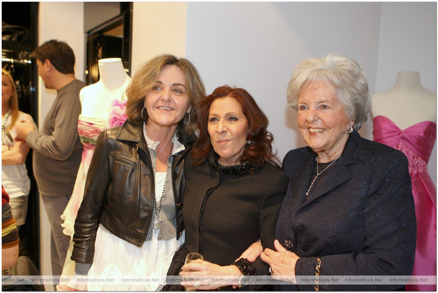 MAD11MAR010.- Inauguracin de Tot-Hom Madrid. Las clientas no quisieron perder la oportunidad de fotografiarse con la diseadora Marta Rota.