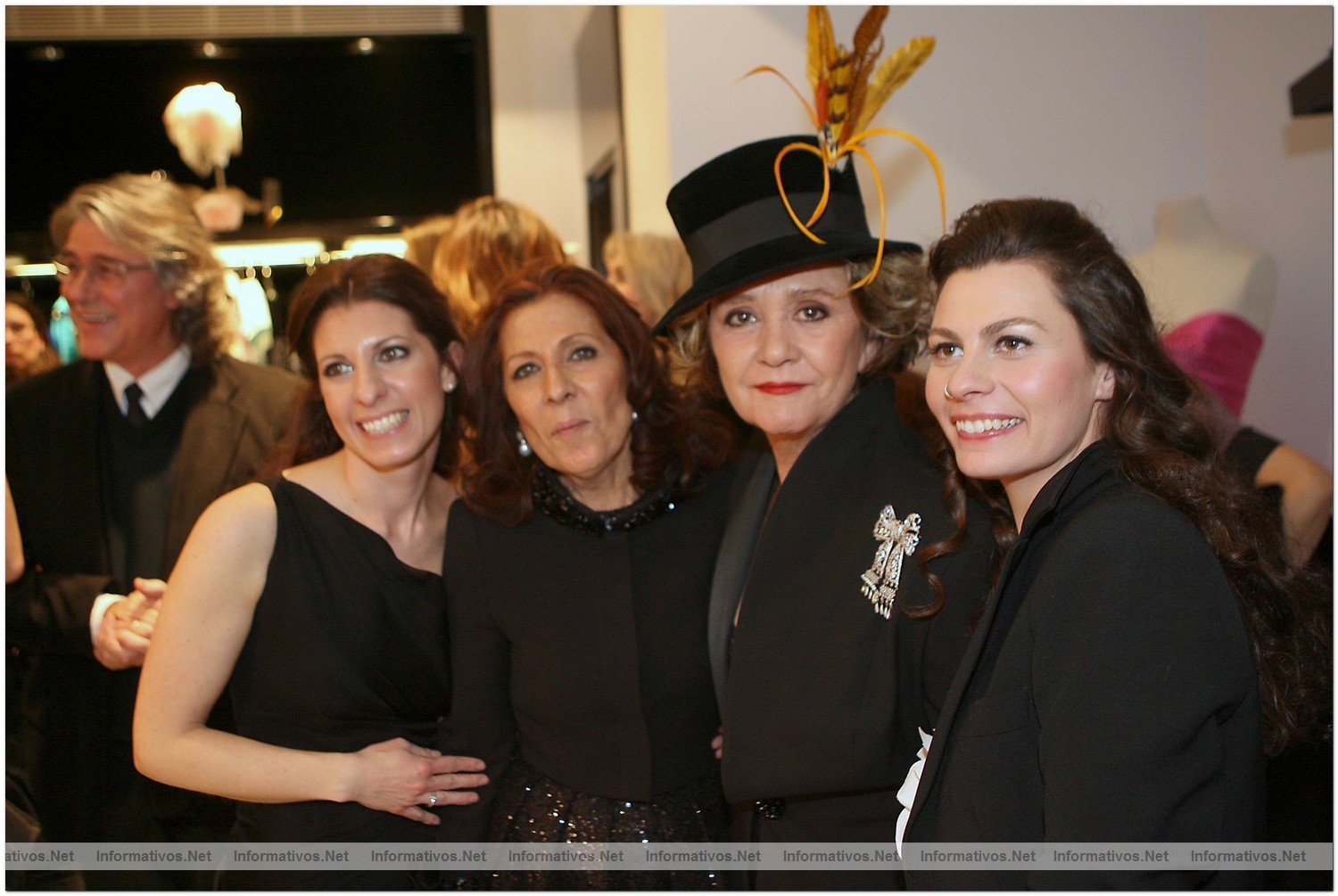 MAD11MAR010.- Inauguracin de Tot-Hom Madrid. Las clientas no quisieron perder la oportunidad de fotografiarse con la diseadora Marta Rota.