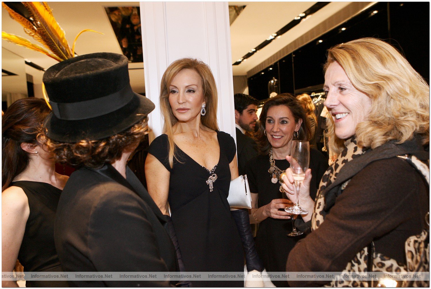MAD11MAR010.- Inauguracin de Tot-Hom Madrid. La 'socialite' Carmen Lomana fue centro de atencin de las invitadas