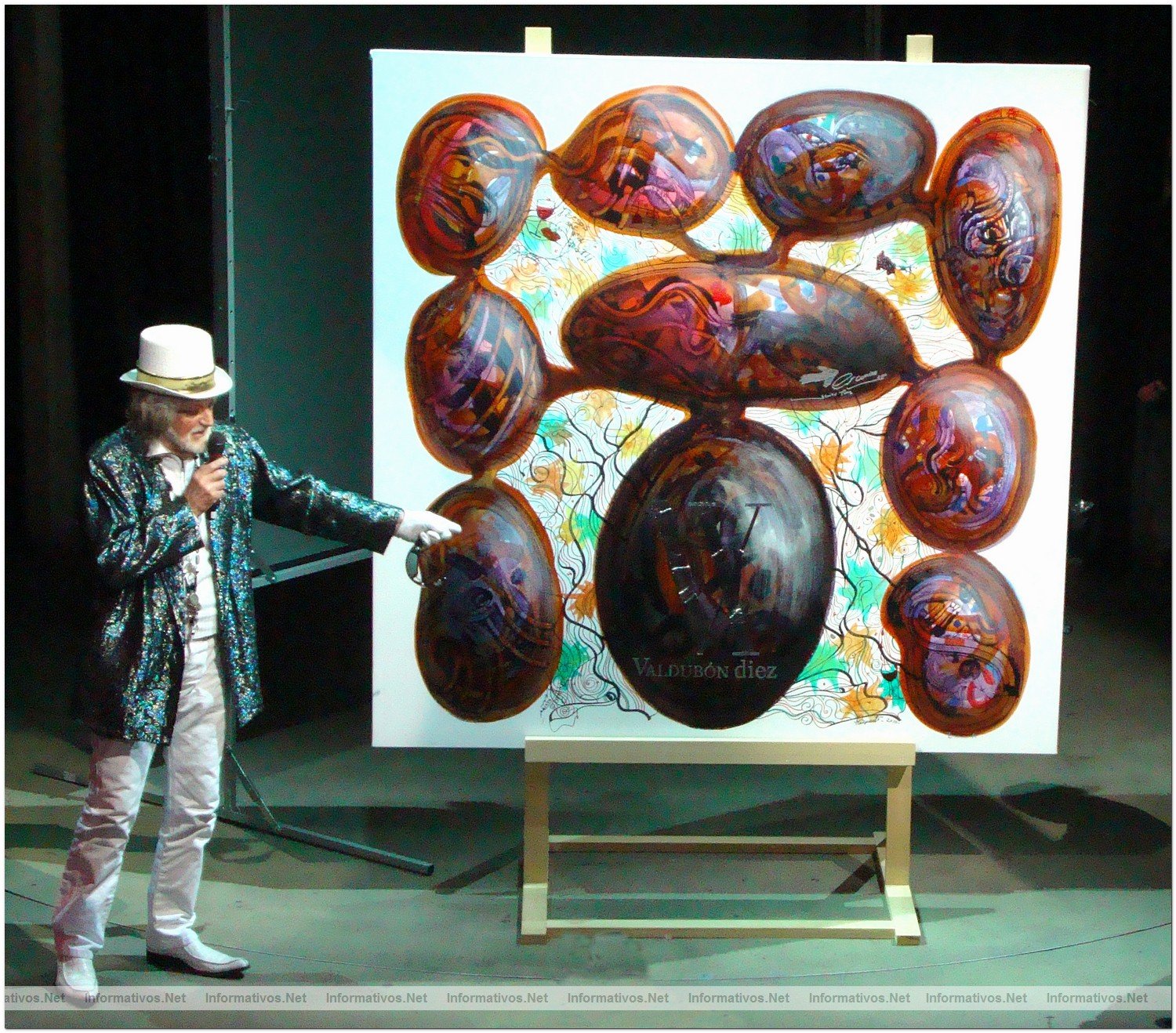 Presentacin del vino Valdubon X en Madrid: Josep Puigmart en la presentacin de su obra de 2x2 m. "Discover the X"