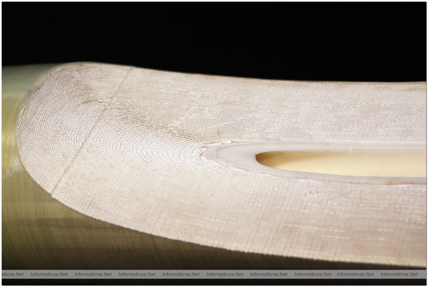 Osmosis inversa: La mayor parte del 'trabajo' de una depuradora son los preparativos para limpiar el agua de mar de impurezas y hacerla pasar por este último "filtro". Una finísima capa de poliamida, extendida como si fuera un barniz sobre una capa soporte, constituye la última barrera por la que pasa el agua. En esa membrana, del grosor de una hoja de papel, sólo actúa para producir la desalación la capa activa de poliamida. 

Las hojas de membranas enrolladas en espiral sobre un tubo perforado y en forma de sobres cerrados por tres lados y abiertos por uno, conectados por el tubo perforado central que recoge el agua dulce forman el paquete básico de membranas que constituyen la desaladora.

En un tubo de presión se alojan siete de estos paquetes que se unen entre si por conexiones que dan continuidad a los dos flujos en que se separa el agua de mar: el agua dulce, que circula por el tubo central, y el agua salada que se va concentrando conforme avanza por el interior del tubo de presión. La capa activa de todas las membranas de la desaladora de Barcelona pesa 1.500 Kg  y toda la complejidad de la instalación tiene como fin preparar el agua del mar para que pase por esta finísima capa de membranas sin dañarla.