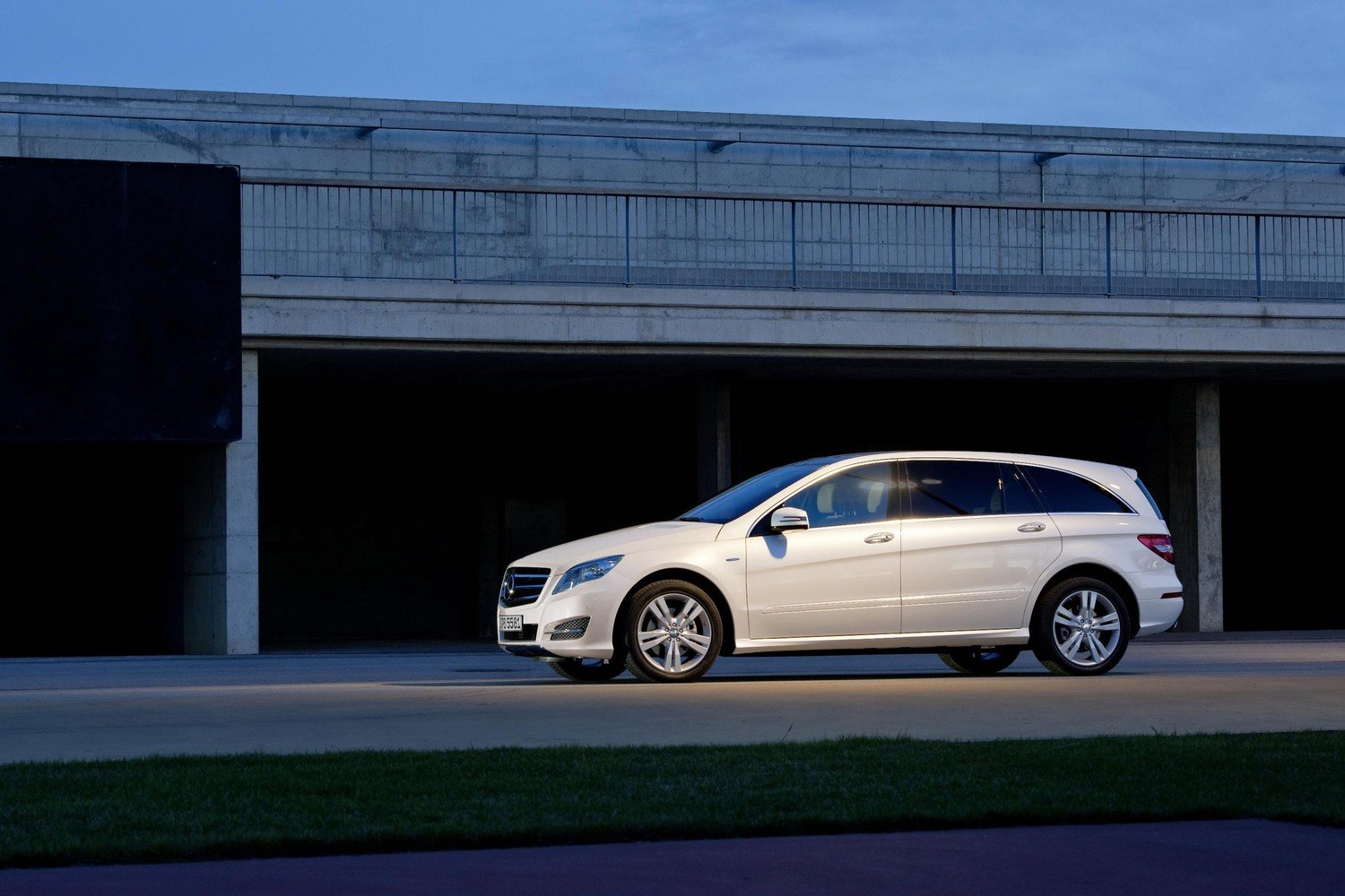 Nuevo Mercedes Benz Clase R: presentado el 31 de marzo en el Saln Internacional del Automvil de Nueva York, estar disponible en Septiembre de 2010