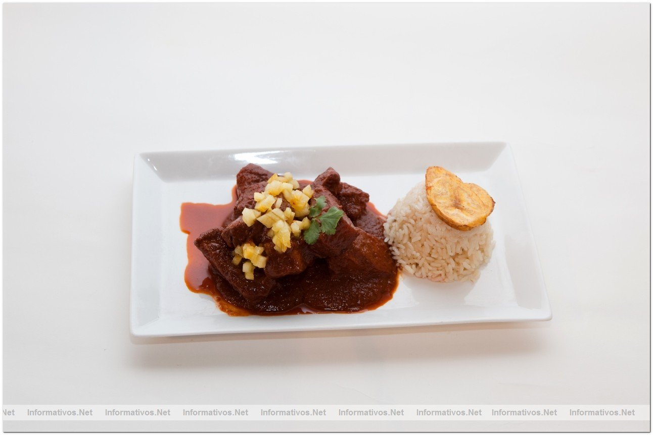 Manchamanteles: El mole hace referencia a varios platillos de la cocina mexicana, y el Manchamanteles es uno de ellos. Incluido en los 7 moles del estado de Oaxaca, la zona de Mxico donde ms variedad de moles se encuentran, el Manchamanteles es un platillo con base de lomo de cerdo elaborado con tcnicas prehispnicas aunque con una clara influencia espaola.