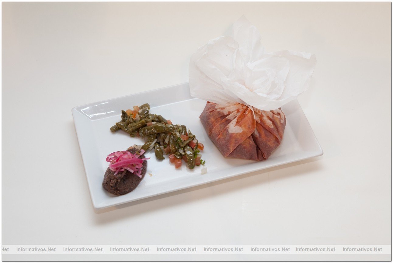 Mixiotes de carnero: El mixiote o mexiote es un platillo que consiste en carne enchilada cocida al vapor, envuelta en una pelcula que se desprende del maguey pulquero planta originaria de Mxico-. Esta pelcula recibe el nombre de mixiote y a ella debe su nombre el platillo. Los mixiotes son originarios de la zona centro de Mxico ya que es en esos territorios donde se cultiva el maguey pulquero, aunque hoy en da es un platillo que se toma en todo el pas.