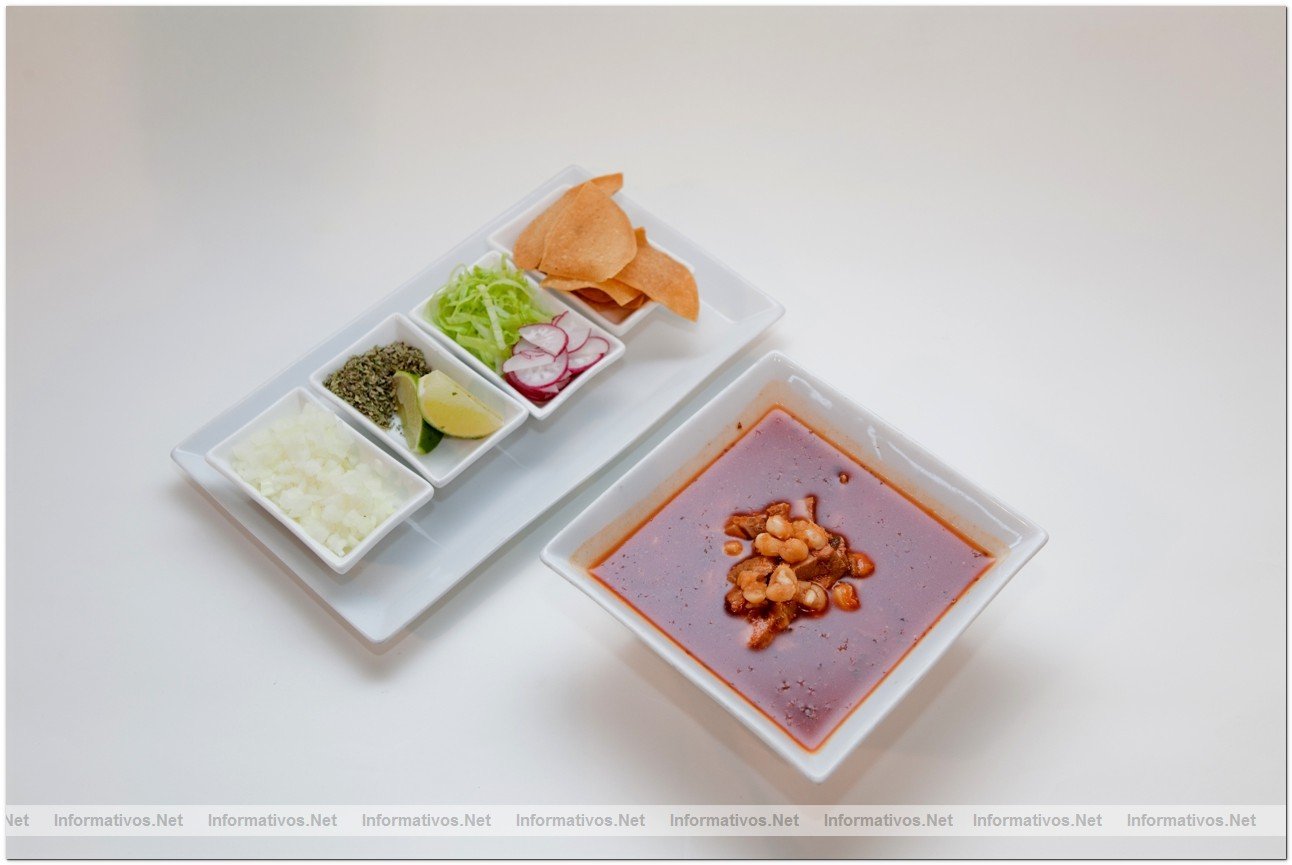 Pozole rojo: Si bien el Pozole es un platillo tpico de Mxico, el pozole rojo es originario de los estados de Sinaloa y Jalisco. El pozole consiste en una una sopa de granos de un tipo especial de maz llamado cacahuazintle, carne, verduras y sal, a la que se aade otros ingredientes como lechuga, rbano y cebolla finamente picados, adems de chile en polvo, organo y zumo de lima. Suele acompaarse por tostadas de tortilla de maz con crema. El Pozole rojo tambin lleva una salsa de chile rojo, de ah su nombre.