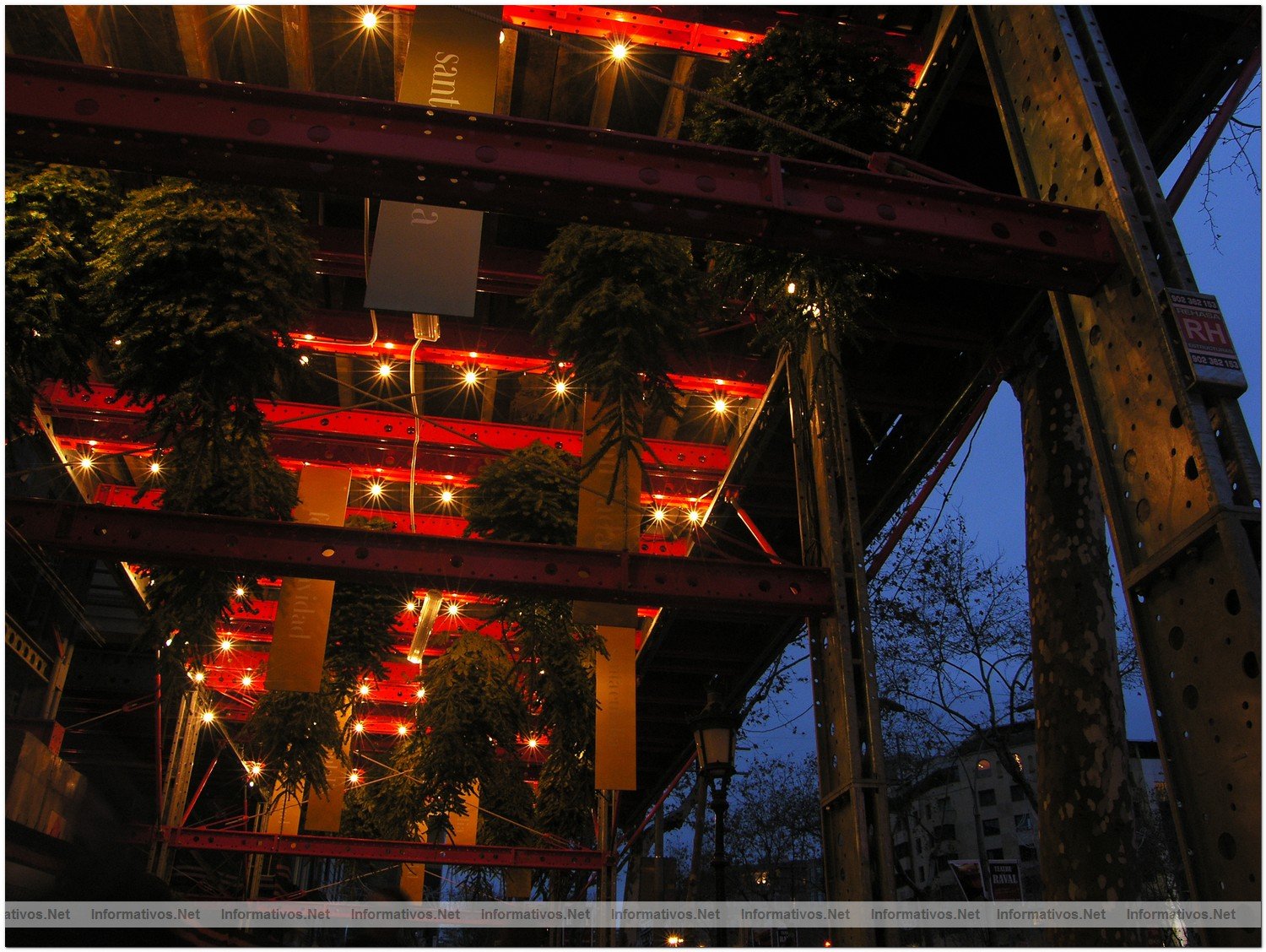 Turisme de Barcelona entrega los Premios Top 10 a los mejores escaparates de la ciudad: Santa Eulalia, premio a la coherencia formal entre un establecimiento transitorio y una reversi�n de decoraci�n vegetal de motivos navide�os