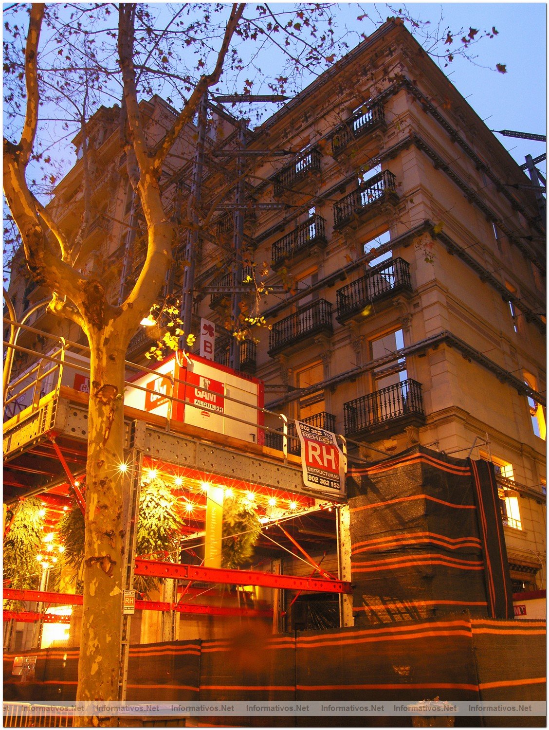 Turisme de Barcelona entrega los Premios Top 10 a los mejores escaparates de la ciudad: Santa Eulalia, premio a la coherencia formal entre un establecimiento transitorio y una reversi�n de decoraci�n vegetal de motivos navide�os