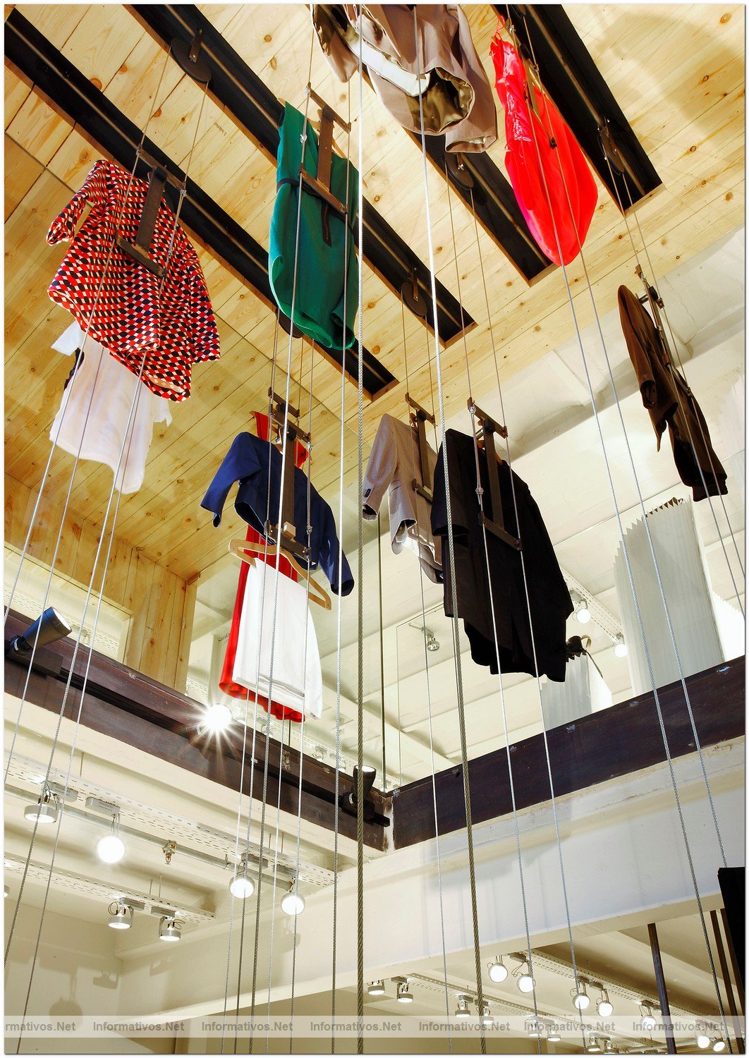 Turisme de Barcelona entrega los Premios Top 10 a los mejores escaparates de la ciudad: Santa Eulalia, premio a la coherencia formal entre un establecimiento transitorio y una reversi�n de decoraci�n vegetal de motivos navide�os