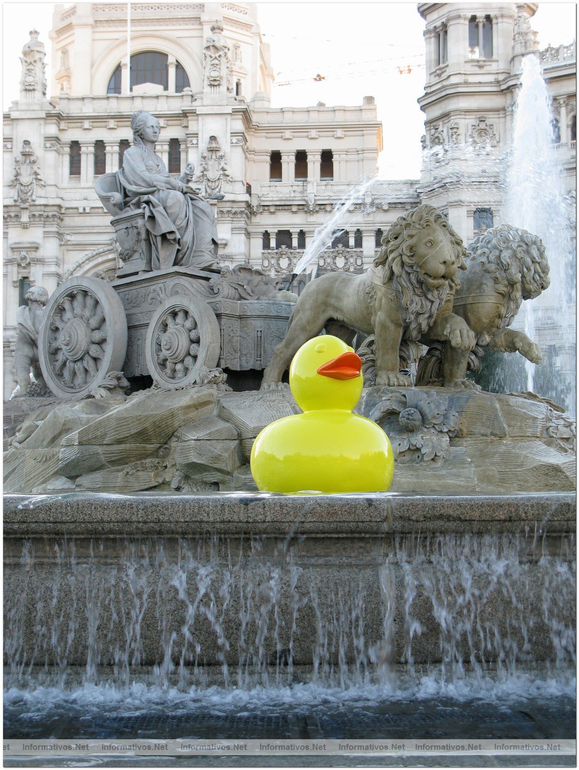 Eladio de Mora - dEmo: Patos, instalacin temporal en la fuente de Cibeles, Madrid.-