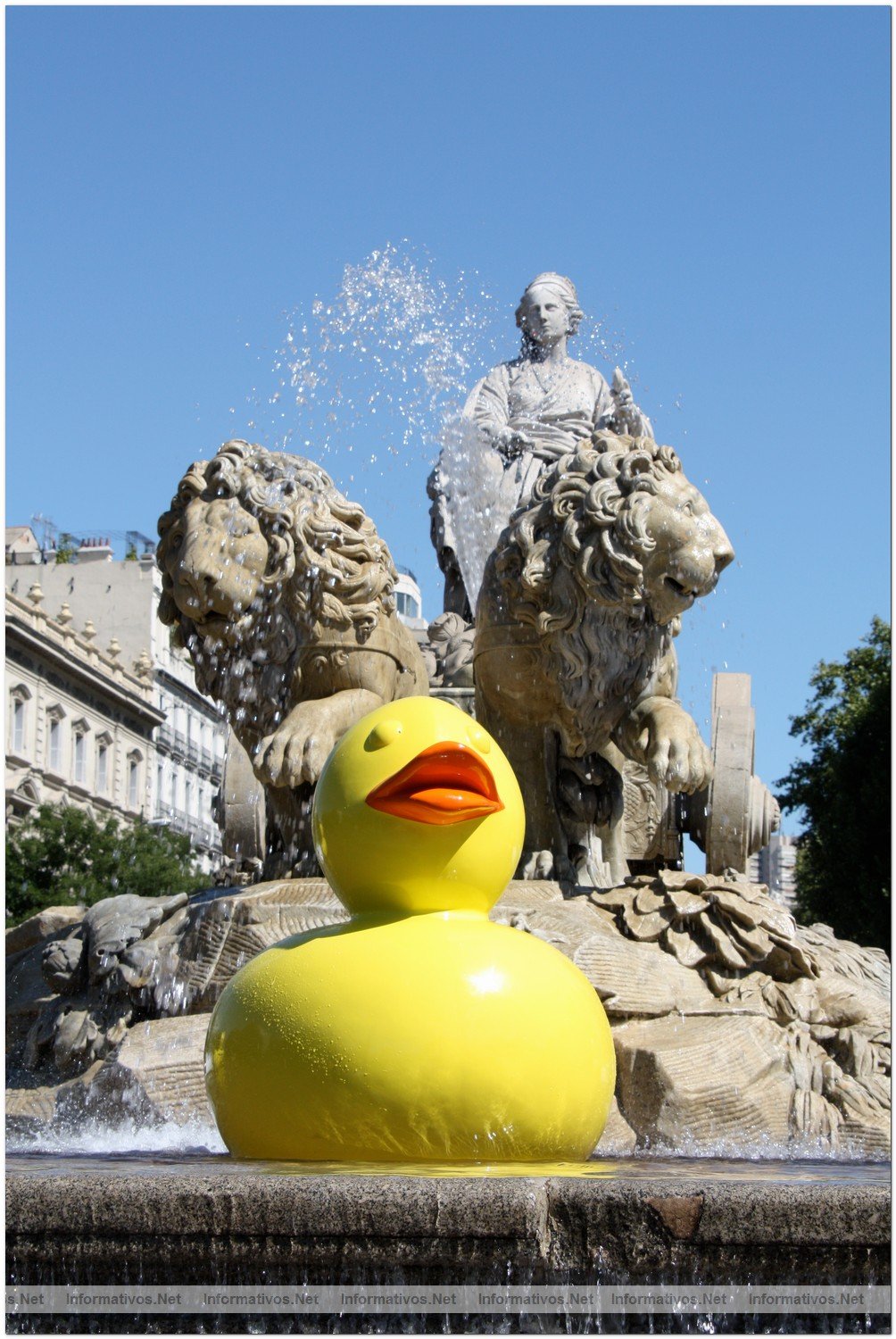 Eladio de Mora - dEmo: Patos, instalacin temporal en la fuente de Cibeles, Madrid.-