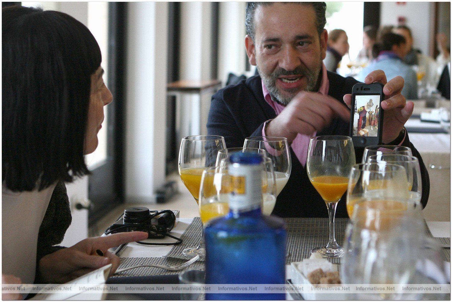 12ABR010.Calvia - Mallorca.- Eladio de Mora (dEmo) artista plstico nos muestra sus creaciones mientras desayunamos en el hotel Maricel Hospes