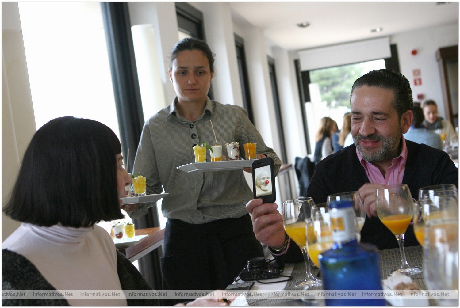 12ABR010.Calvia - Mallorca.- Eladio de Mora (dEmo) artista plstico nos muestra sus creaciones mientras desayunamos en el hotel Maricel Hospes
