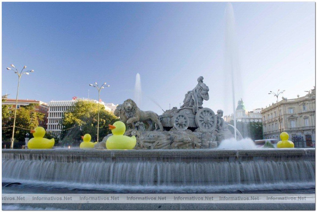 Eladio de Mora - dEmo: Patos, instalacin temporal en la fuente de Cibeles, Madrid.-