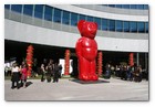 :: Pulse para Ampliar :: Instalación permanente de Eladio de Mora  (dEmo) en IFEMA, Madrid, basada en osos de colores de gran formato