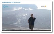 :: Pulse para Ampliar :: Un turista anónimo 'posa' delante del volcán Eyjafjallajökull