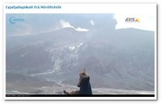 :: Pulse para Ampliar :: Un turista anónimo 'posa' delante del volcán Eyjafjallajökull