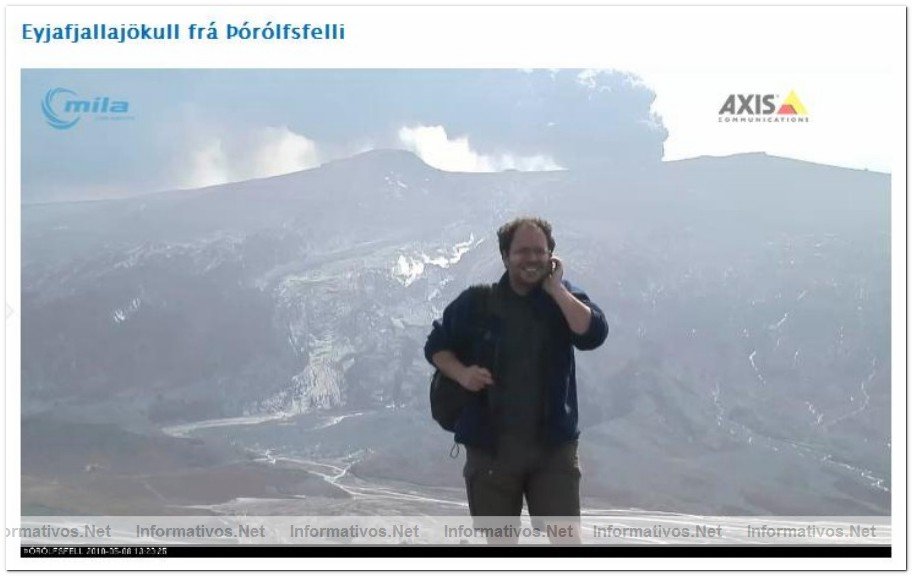 Un turista annimo 'posa' delante del volcn Eyjafjallajkull