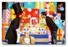 :: Pulse para Ampliar :: 15 Aniversario de PortAventura: Cesc Fabregas y Woody soplan la tarta 15 Aniversario