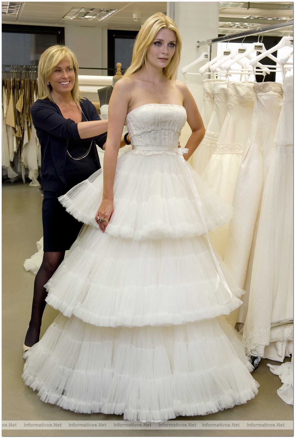 BCN17MAY010.- La actriz internacional Mischa Barton se viste de blanco por Rosa Clará en el fitting previo al primer desfile de la Bridal Week