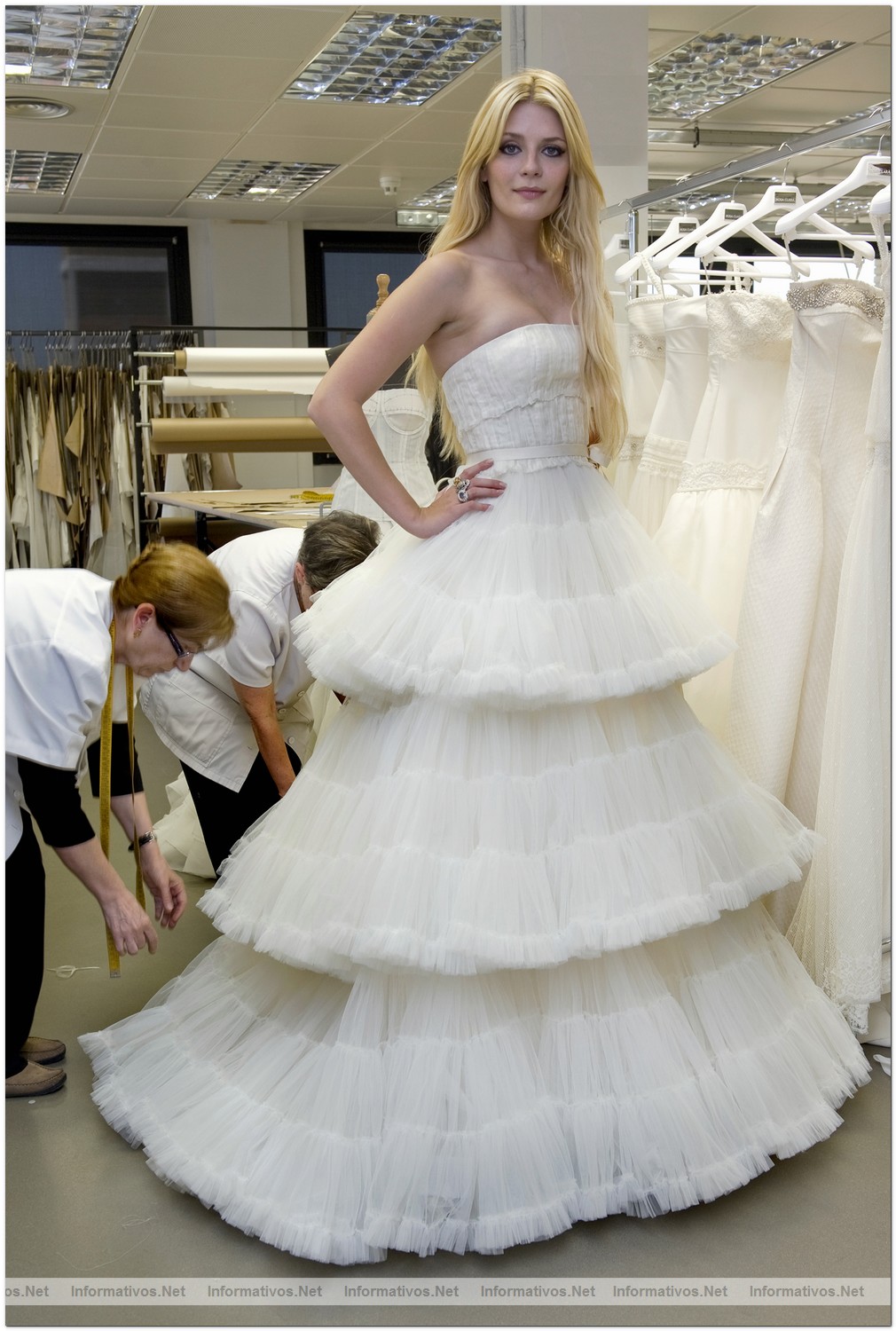 BCN17MAY010.- La actriz internacional Mischa Barton se viste de blanco por Rosa Clará en el fitting previo al primer desfile de la Bridal Week