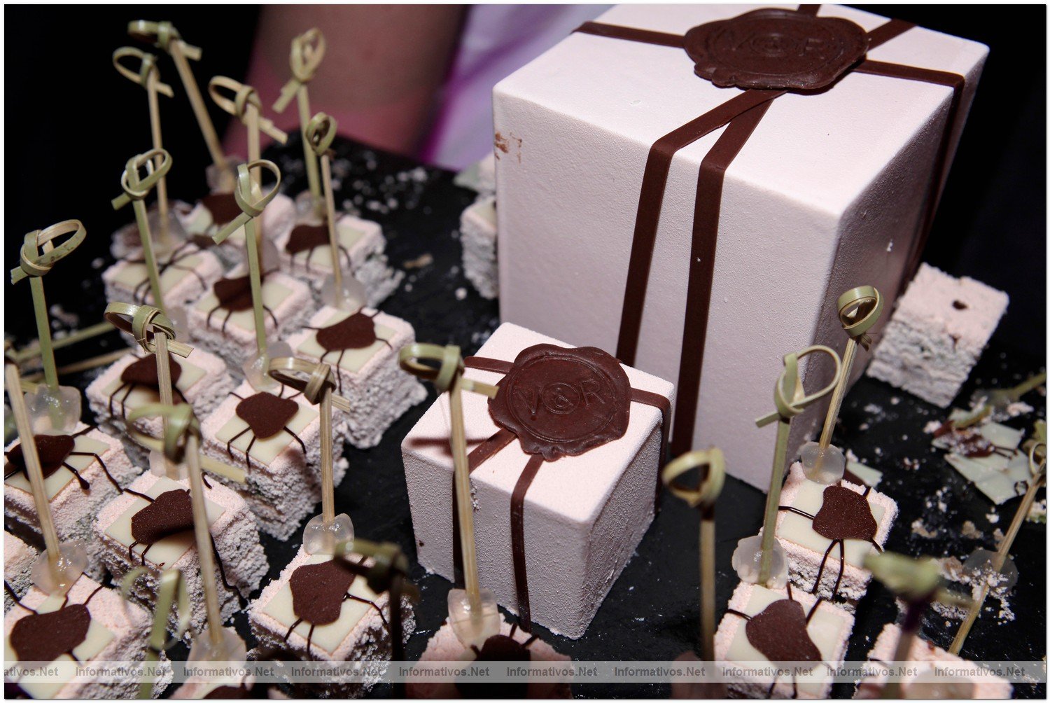 Flowerbomb: el primer pastel que sabe a un perfume. Yannick Allno  se ha inspirado en el perfume para crear el pastel 'My sweet flower  bomb'