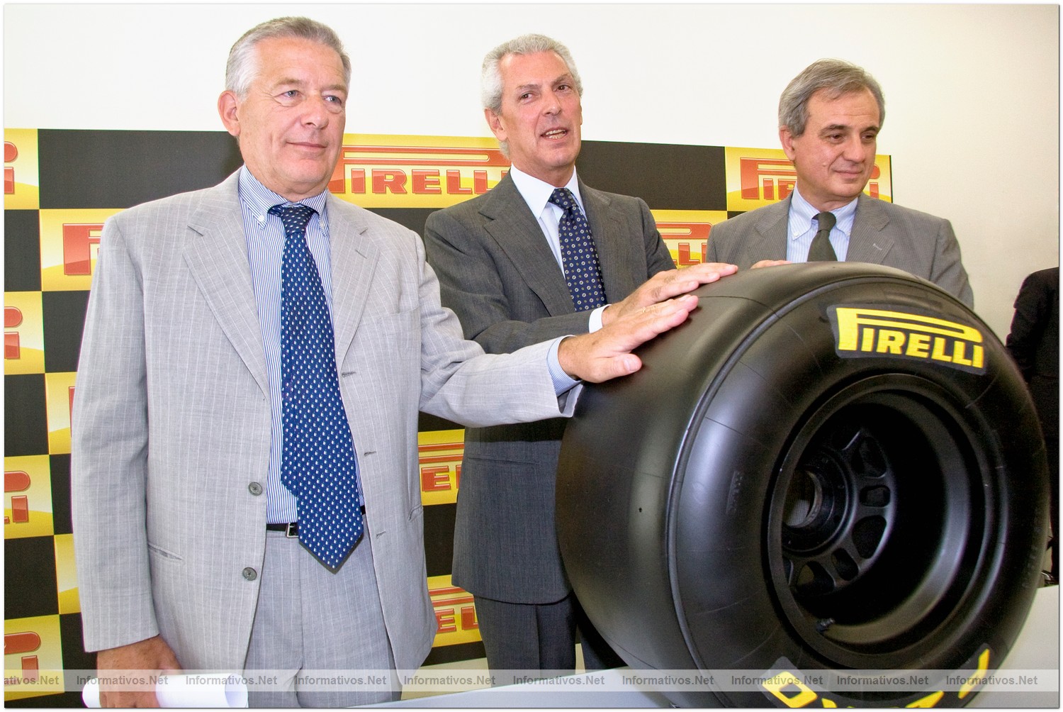 Pirelli  seleccionada proveedor único oficial de la Fórmula 1 entre 2011 y 2013: el Presidente de Pirelli Neumáticos, Francesco Gori, el Presidente del Grupo Pirelli, Marco Tronchetti Provera y Maurizio Boiocchi, Rble de I+D