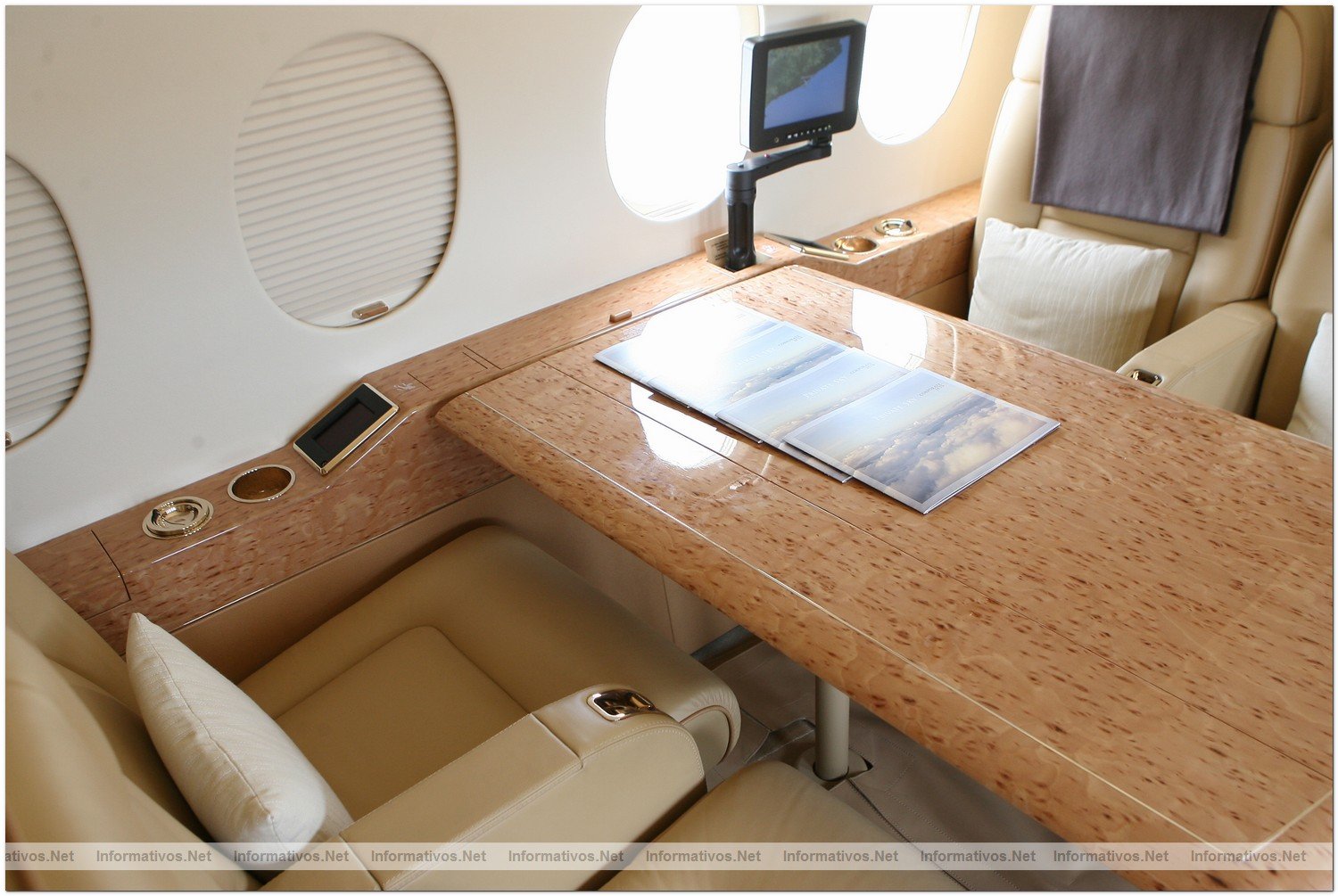 CorporateJets Barcelona: presentacin del Falcon 2000 LX