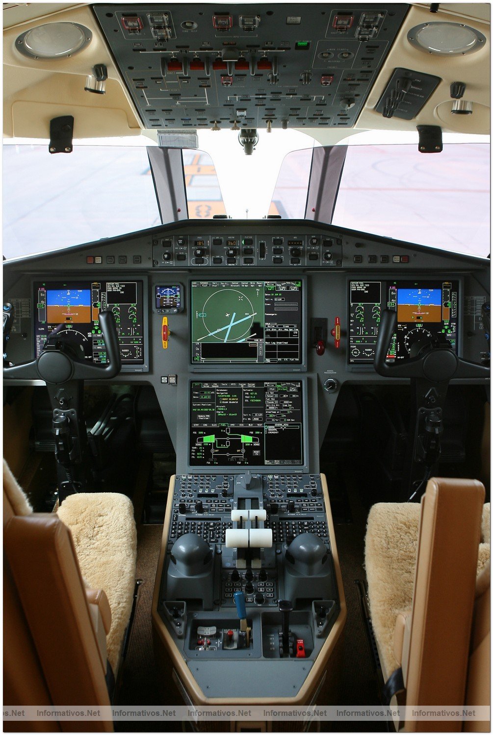 CorporateJets Barcelona: presentacin del Falcon 2000 LX
