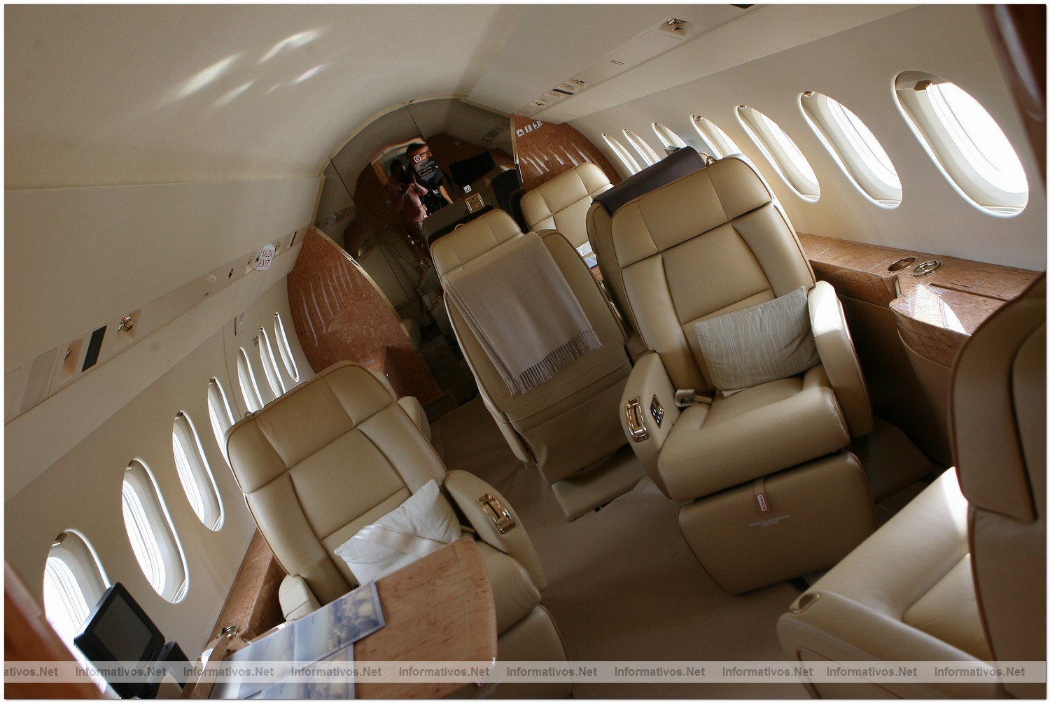 CorporateJets Barcelona: presentacin del Falcon 2000 LX