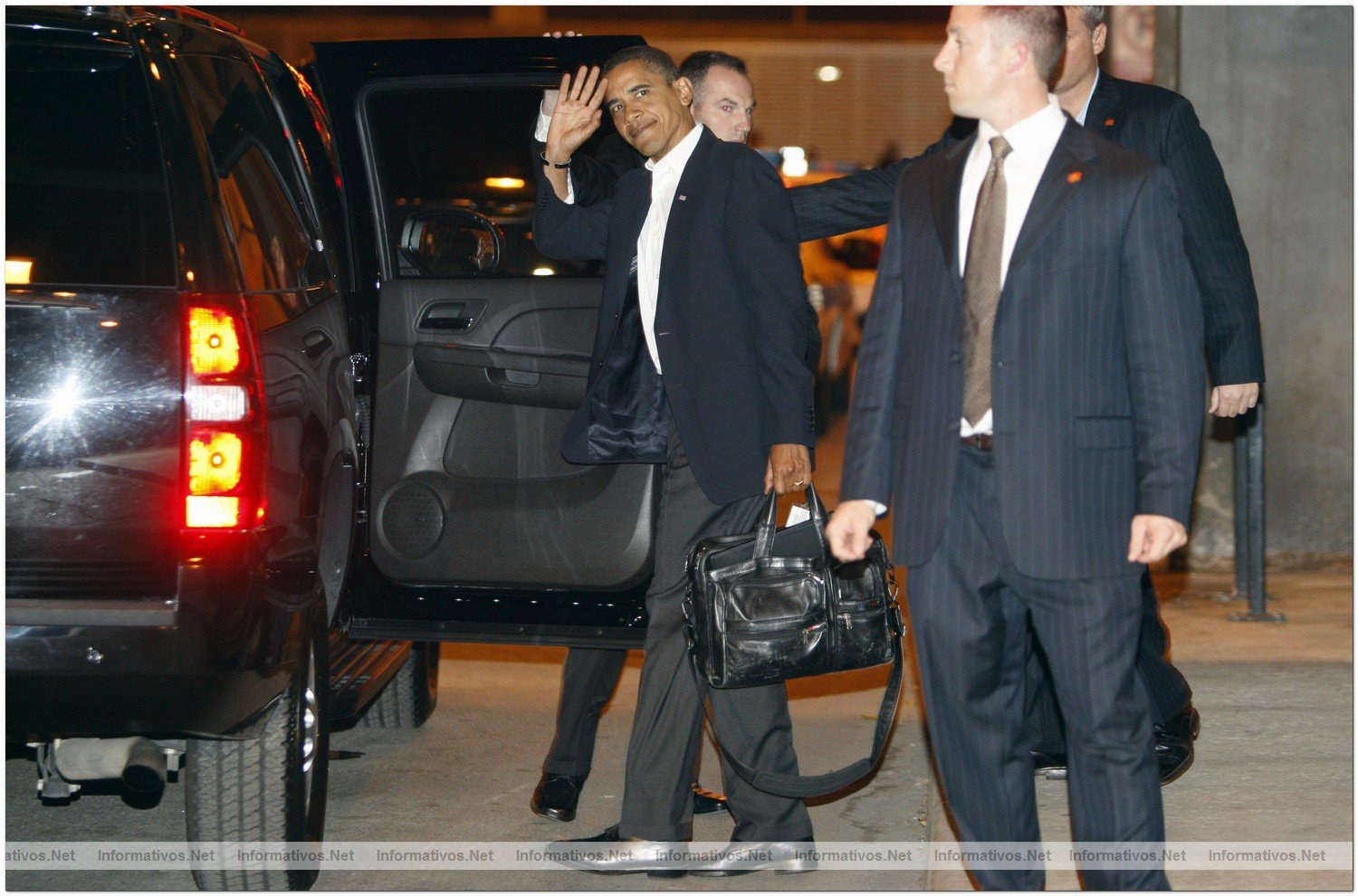 Barak Obama, Presidente de los EEUU con una bolsa TUMI