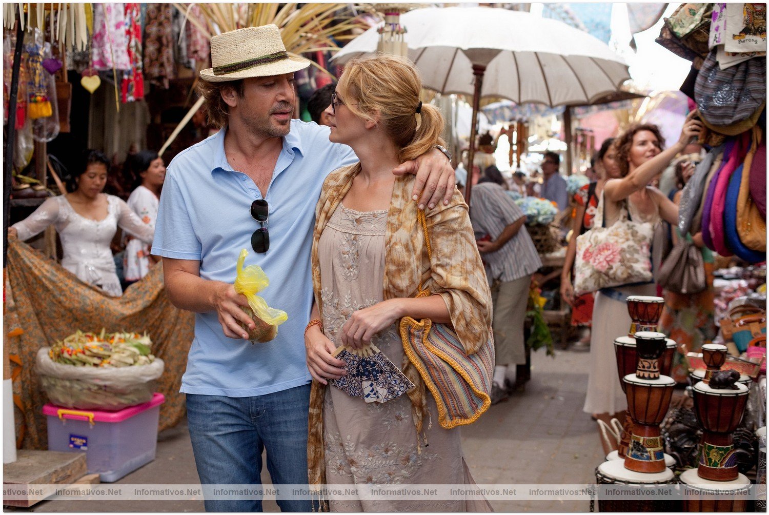 Fotograma de ''Eat Pray Love (Come Reza Ama)'' basada en el best seller homnimo de la escritora y periodista Elizabeth Gilbert.  Javier Bardem "Felipe" y Julia Roberts "Elizabeth Gilbert"