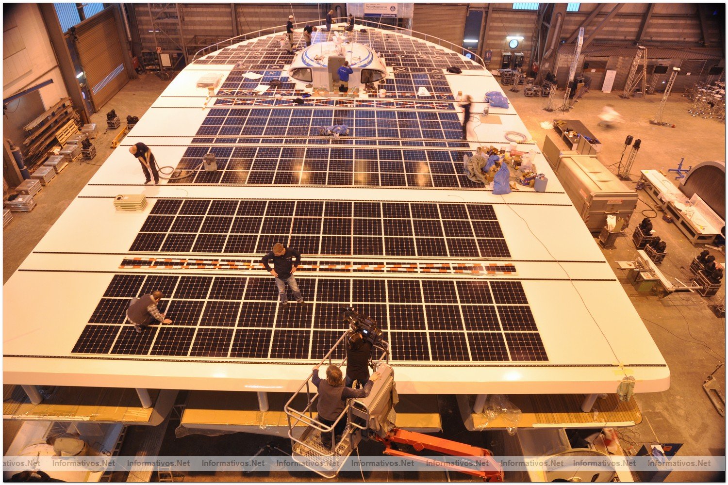 Construccin del MS TRANOR PlanetSolar, el mayor barco solar del mundo