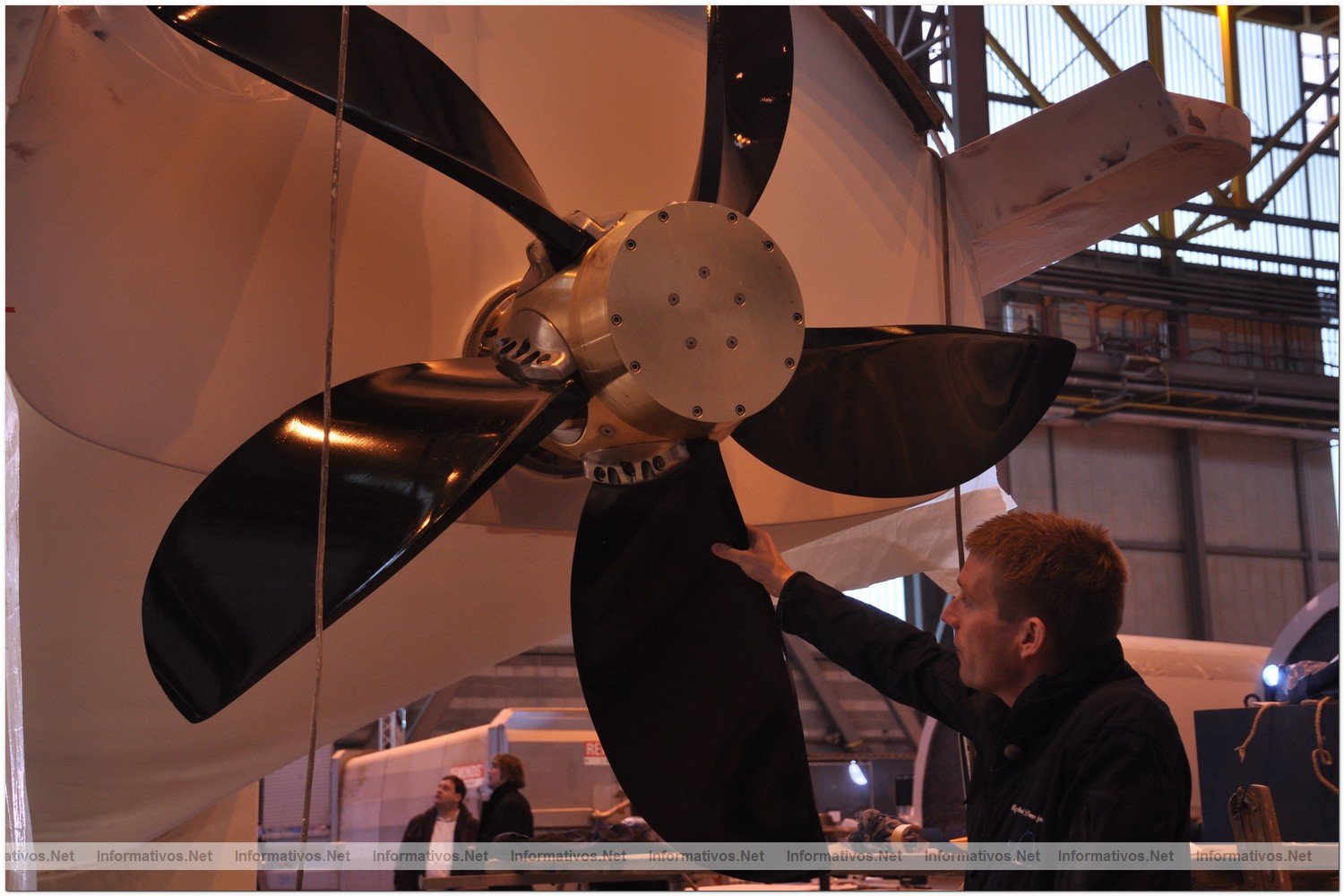 Construccin del MS TRANOR PlanetSolar, el mayor barco solar del mundo